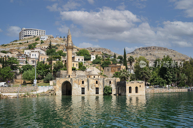 土耳其Sanliurfa Halfeti的沉没清真寺和房屋